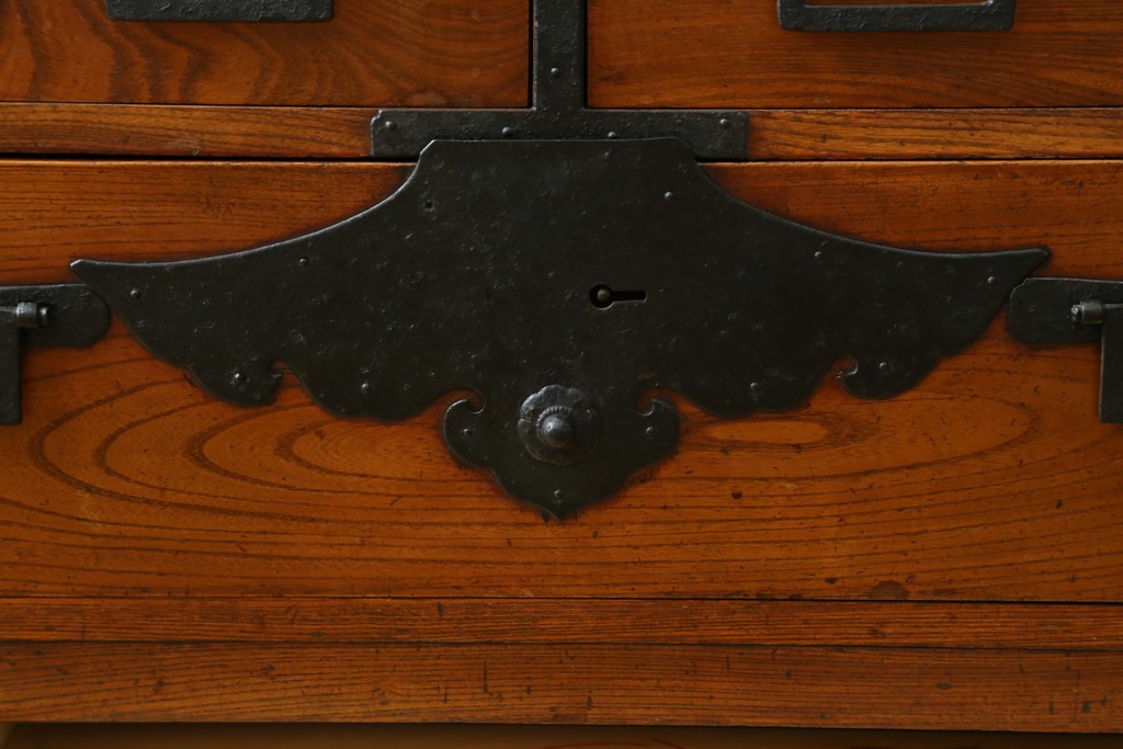 和製アンティーク　特注!!　上手物　三方欅(ケヤキ)材　越後産　存在感ある金具が魅力の観音開き帳場箪笥　(R-067735)