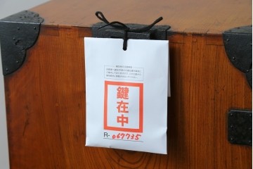 和製アンティーク　特注!!　上手物　三方欅(ケヤキ)材　越後産　存在感ある金具が魅力の観音開き帳場箪笥　(R-067735)