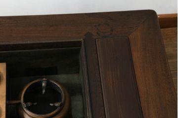 和製アンティーク　重厚!!　総欅(ケヤキ)材　力強い杢目と黒タンのアクセントが目を惹く関西火鉢(囲炉裏、長火鉢、木製火鉢、座卓、ローテーブル、コクタン、黒檀)(R-067736)