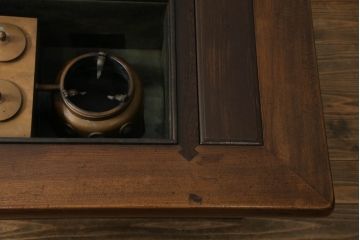 和製アンティーク　重厚!!　総欅(ケヤキ)材　力強い杢目と黒タンのアクセントが目を惹く関西火鉢(囲炉裏、長火鉢、木製火鉢、座卓、ローテーブル、コクタン、黒檀)(R-067736)
