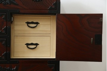 中古　美品　欅産業　漆塗り　仙台箪笥　KC-18　力強い杢目が目を引く中型車箪笥　定価約55万円　(R-067737)