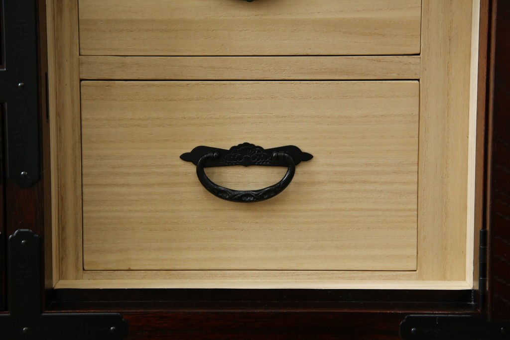 中古　美品　欅産業　漆塗り　仙台箪笥　KC-18　力強い杢目が目を引く中型車箪笥　定価約55万円　(R-067737)