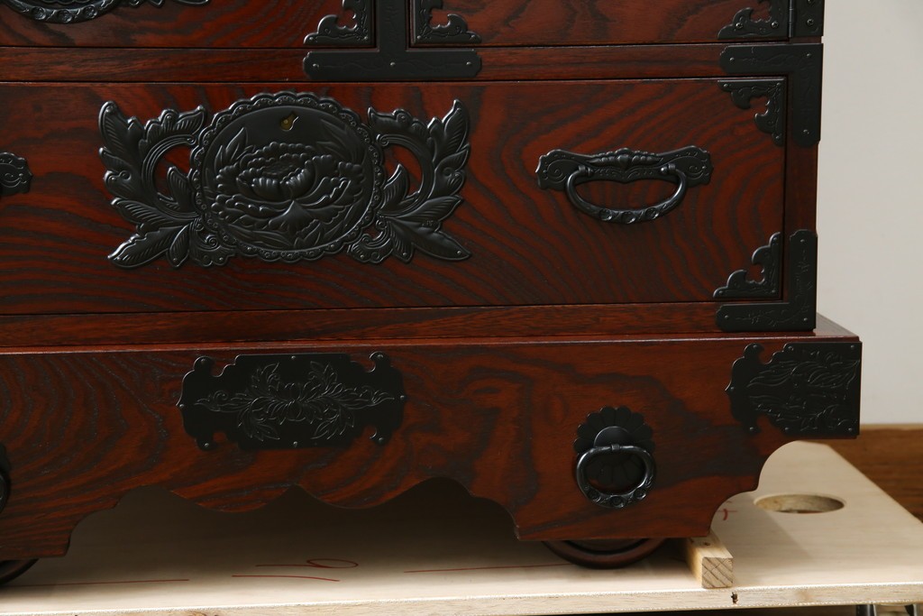 中古　美品　欅産業　漆塗り　仙台箪笥　KC-18　力強い杢目が目を引く中型車箪笥　定価約55万円　(R-067737)