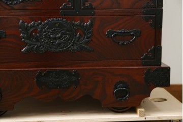 中古　美品　欅産業　漆塗り　仙台箪笥　KC-18　力強い杢目が目を引く中型車箪笥　定価約55万円　(R-067737)