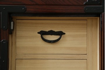 中古　美品　欅産業　漆塗り　仙台箪笥　KC-18　力強い杢目が目を引く中型車箪笥　定価約55万円　(R-067737)