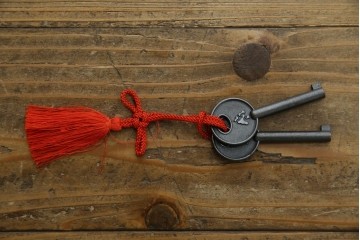 中古　美品　欅産業　漆塗り　仙台箪笥　KC-18　力強い杢目が目を引く中型車箪笥　定価約55万円　(R-067737)