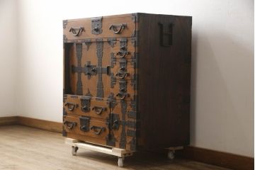和製アンティーク　前面欅(ケヤキ)材　美しい杢目と重厚感のある金具が立派な関東帳場箪笥(時代箪笥、和タンス、収納たんす、整理タンス、引き出し)(R-067738)