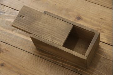 和製アンティーク　前面欅(ケヤキ)材　美しい杢目と重厚感のある金具が立派な関東帳場箪笥(時代箪笥、和タンス、収納たんす、整理タンス、引き出し)(R-067738)