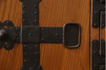 和製アンティーク　前面欅(ケヤキ)材　美しい杢目と重厚感のある金具が立派な関東帳場箪笥(時代箪笥、和タンス、収納たんす、整理タンス、引き出し)(R-067738)