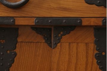 和製アンティーク　前面欅(ケヤキ)材　美しい杢目と重厚感のある金具が立派な関東帳場箪笥(時代箪笥、和タンス、収納たんす、整理タンス、引き出し)(R-067738)