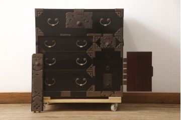 和製アンティーク　美品!!　内部桐材　黒漆塗り　凝ったデザインの金具が上品な庄内小箪笥(庄内箪笥、枕箪笥、時代箪笥、整理タンス、収納タンス、和たんす、サイドチェスト、引き出し)(R-067740)