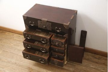 和製アンティーク　美品!!　内部桐材　黒漆塗り　凝ったデザインの金具が上品な庄内小箪笥(庄内箪笥、枕箪笥、時代箪笥、整理タンス、収納タンス、和たんす、サイドチェスト、引き出し)(R-067740)