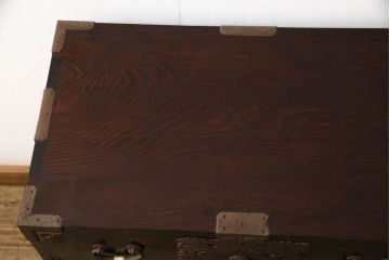 和製アンティーク　美品!!　内部桐材　黒漆塗り　凝ったデザインの金具が上品な庄内小箪笥(庄内箪笥、枕箪笥、時代箪笥、整理タンス、収納タンス、和たんす、サイドチェスト、引き出し)(R-067740)