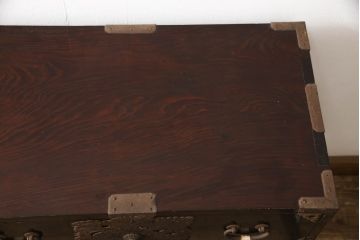 和製アンティーク　美品!!　内部桐材　黒漆塗り　凝ったデザインの金具が上品な庄内小箪笥(庄内箪笥、枕箪笥、時代箪笥、整理タンス、収納タンス、和たんす、サイドチェスト、引き出し)(R-067740)