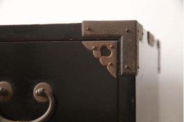 和製アンティーク　美品!!　内部桐材　黒漆塗り　凝ったデザインの金具が上品な庄内小箪笥(庄内箪笥、枕箪笥、時代箪笥、整理タンス、収納タンス、和たんす、サイドチェスト、引き出し)(R-067740)