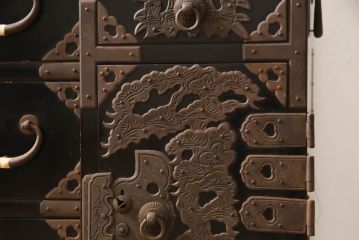 和製アンティーク　美品!!　内部桐材　黒漆塗り　凝ったデザインの金具が上品な庄内小箪笥(庄内箪笥、枕箪笥、時代箪笥、整理タンス、収納タンス、和たんす、サイドチェスト、引き出し)(R-067740)