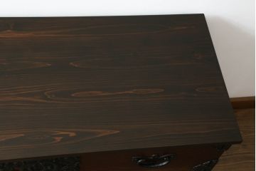 中古　岩谷堂箪笥　天板リメイク　南部鉄器金具　重厚かつ上品な佇まいのローチェスト(ローボード、サイドボード、リビングボード、テレビ台、テレビボード、引き出し、和箪笥、収納タンス)(R-067743)