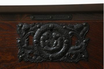 中古　岩谷堂箪笥　天板リメイク　南部鉄器金具　重厚かつ上品な佇まいのローチェスト(ローボード、サイドボード、リビングボード、テレビ台、テレビボード、引き出し、和箪笥、収納タンス)(R-067743)