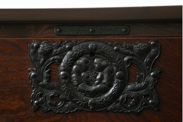 中古　岩谷堂箪笥　天板リメイク　南部鉄器金具　重厚かつ上品な佇まいのローチェスト(ローボード、サイドボード、リビングボード、テレビ台、テレビボード、引き出し、和箪笥、収納タンス)(R-067743)