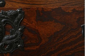 中古　岩谷堂箪笥　天板リメイク　南部鉄器金具　重厚かつ上品な佇まいのローチェスト(ローボード、サイドボード、リビングボード、テレビ台、テレビボード、引き出し、和箪笥、収納タンス)(R-067743)