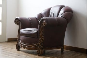 中古　イタリア高級家具　本革　貝殻のようなシェルバックのデザインがお洒落な1人掛けレザーソファ(ラウンジチェア、アームソファ、一人掛けソファ、パーソナルチェア)(R-067770)