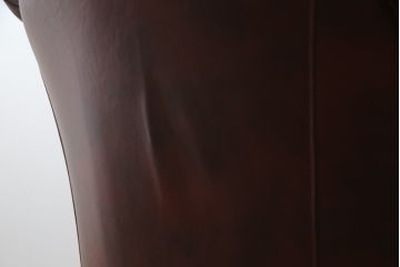 中古　イタリア高級家具　本革　貝殻のようなシェルバックのデザインがお洒落な1人掛けレザーソファ(ラウンジチェア、アームソファ、一人掛けソファ、パーソナルチェア)(R-067770)