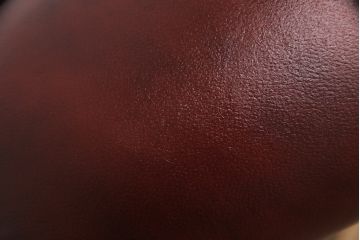 中古　イタリア高級家具　本革　貝殻のようなシェルバックのデザインがお洒落な1人掛けレザーソファ(ラウンジチェア、アームソファ、一人掛けソファ、パーソナルチェア)(R-067770)