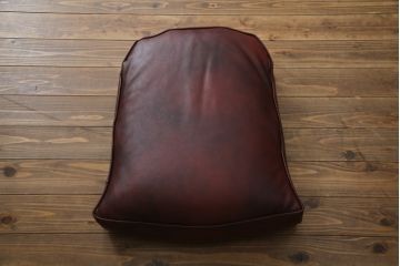 中古　イタリア高級家具　本革　貝殻のようなシェルバックのデザインがお洒落な1人掛けレザーソファ(ラウンジチェア、アームソファ、一人掛けソファ、パーソナルチェア)(R-067770)