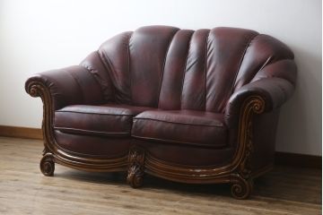 中古　美品　イタリア高級家具　本革　貝殻のようなシェルバックのデザインがお洒落な2人掛けレザーソファ(ラブソファ、二人掛け、アームソファ)(R-067772)