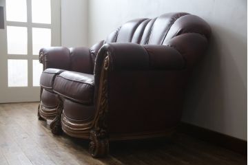 中古　美品　イタリア高級家具　本革　貝殻のようなシェルバックのデザインがお洒落な2人掛けレザーソファ(ラブソファ、二人掛け、アームソファ)(R-067772)