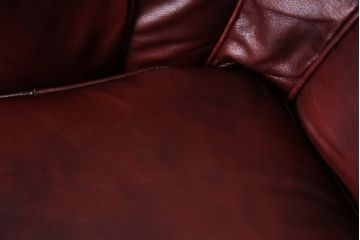 中古　美品　イタリア高級家具　本革　貝殻のようなシェルバックのデザインがお洒落な2人掛けレザーソファ(ラブソファ、二人掛け、アームソファ)(R-067772)