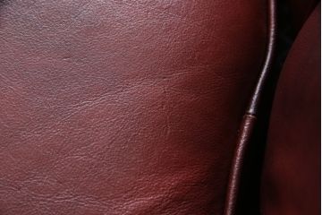 中古　美品　イタリア高級家具　本革　貝殻のようなシェルバックのデザインがお洒落な2人掛けレザーソファ(ラブソファ、二人掛け、アームソファ)(R-067772)