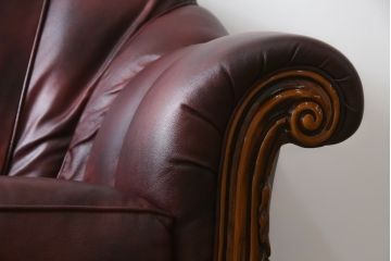 中古　美品　イタリア高級家具　本革　貝殻のようなシェルバックのデザインがお洒落な2人掛けレザーソファ(ラブソファ、二人掛け、アームソファ)(R-067772)