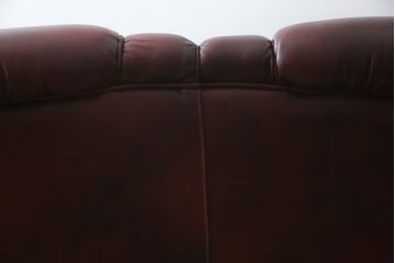中古　美品　イタリア高級家具　本革　貝殻のようなシェルバックのデザインがお洒落な2人掛けレザーソファ(ラブソファ、二人掛け、アームソファ)(R-067772)