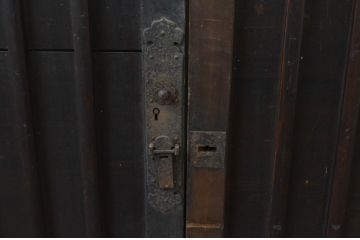 アンティーク建具　杉材　和モダンな空間作りにおすすめな縦桟の板戸窓2枚セット(引き戸、格子戸)(R-067778)