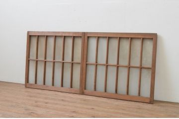 アンティーク建具　レトロな空間作りにおすすめな格子入りガラス窓2枚セット(引き戸、格子戸、ガラス戸)(R-067787)