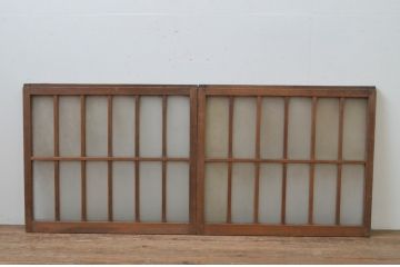アンティーク建具　レトロな空間作りにおすすめな格子入りガラス窓2枚セット(引き戸、格子戸、ガラス戸)(R-067787)