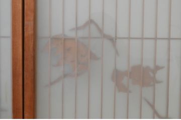 アンティーク建具　片面ガラス　鶴と亀の彫刻が目を惹く!上質な和の空間づくりにおすすめな書院戸2枚セット(窓、引き戸、ガラス戸)(R-067791)