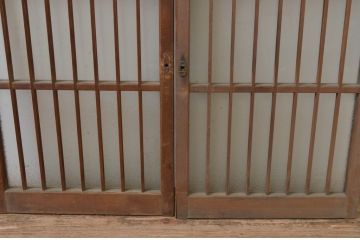 アンティーク建具　レトロな空間を演出する格子入りガラス窓2枚セット(引き戸、ガラス戸、格子戸)(R-067799)