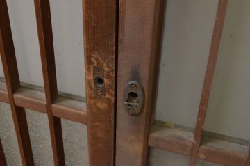 アンティーク建具　レトロな空間を演出する格子入りガラス窓2枚セット(引き戸、ガラス戸、格子戸)(R-067799)