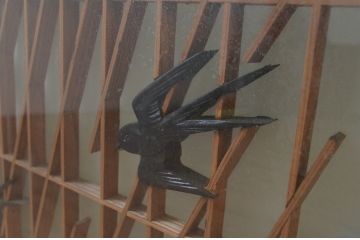 アンティーク建具　両面ガラス　燕の彫刻がかわいらしい組子入りガラス窓2枚セット(引き戸、ガラス戸)(R-067800)