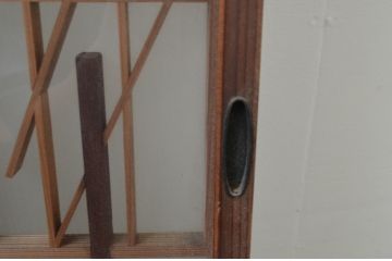 アンティーク建具　両面ガラス　燕の彫刻がかわいらしい組子入りガラス窓2枚セット(引き戸、ガラス戸)(R-067800)