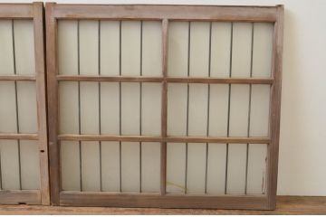 アンティーク建具　レトロな空間を演出する鉄格子入りガラス窓2枚セット(引き戸、ガラス戸)(R-067803)