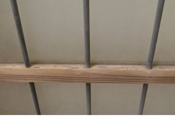 アンティーク建具　レトロな空間を演出する鉄格子入りガラス窓2枚セット(引き戸、ガラス戸)(R-067803)