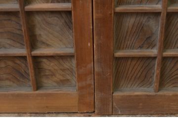 アンティーク建具　マス目(升目)格子入り　格子から覗く杢目が美しい板戸窓2枚セット(きつね格子、狐格子、引き戸、格子戸)(R-067815)