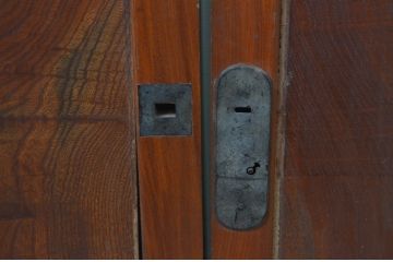 アンティーク建具　総欅(ケヤキ)材　一枚板　深みのある色合いが魅力の板戸窓2枚セット(引き戸)(R-067817)