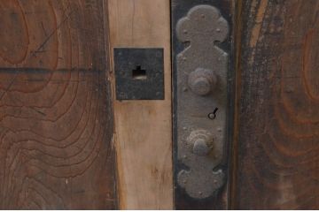 アンティーク建具　杉材　一枚板　時代の流れを感じさせる木味が魅力の板戸窓2枚セット(引き戸)(R-067819)
