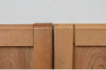 アンティーク建具　杉材　一枚板　時代の流れを感じさせる木味が魅力の板戸窓2枚セット(引き戸)(R-067819)