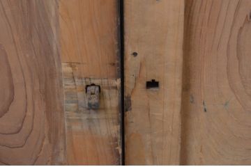 アンティーク建具　杉材　一枚板　時代の流れを感じさせる木味が魅力の板戸窓2枚セット(引き戸)(R-067819)