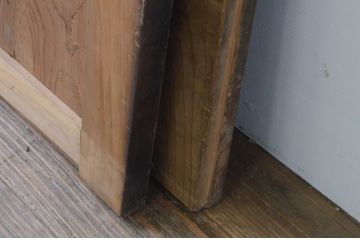 アンティーク建具　杉材　一枚板　時代の流れを感じさせる木味が魅力の板戸窓2枚セット(引き戸)(R-067819)